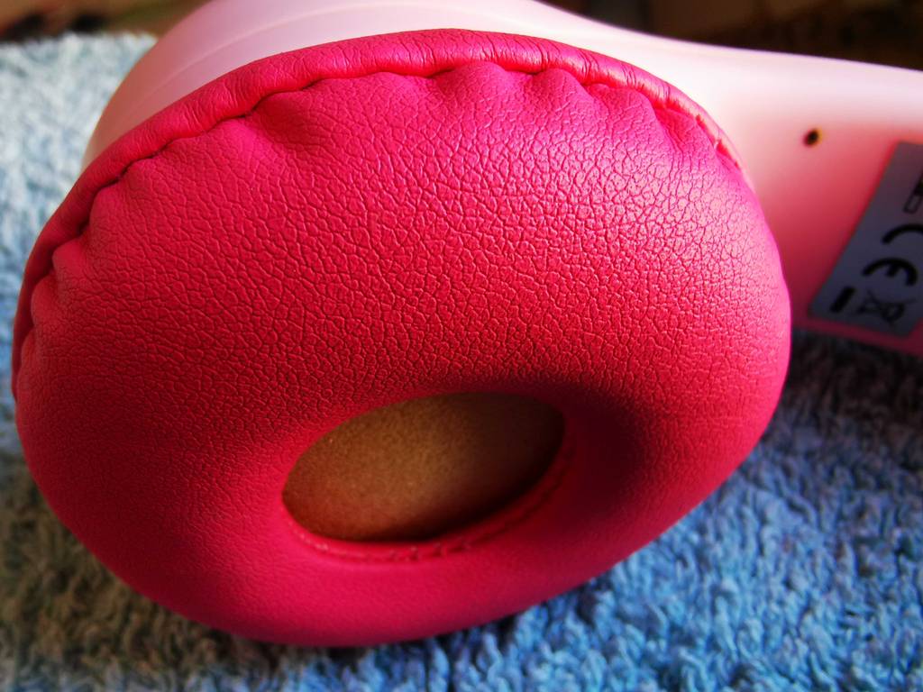 Detailansicht der gepolsterten Ohrmuschel eines pinkfarbenen Bluetooth-Kopfhörers bis 50 Euro im Test.