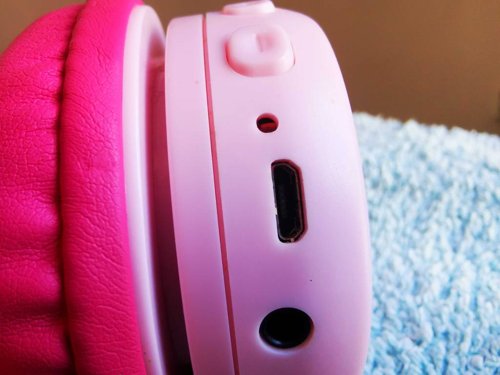 Detailansicht der USB-Buches auf einem pinkfarbenen Bluetooth-Kopfhörer bis 50 Euro im Test.