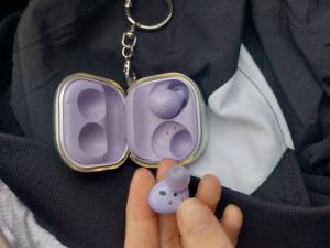 Immer mit von der Partie: ein kleiner In-Ear-Kopfhörer mit Bluetooth-Funktion.