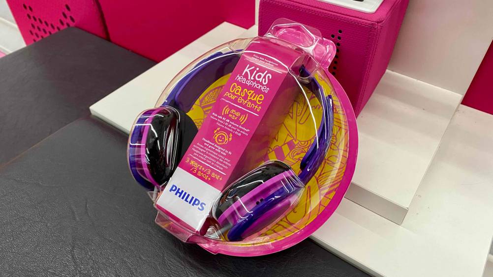 Originalverpackte Bluetooth-Kopfhörer für Kinder im Test lehnen an einer weißen Fläche.