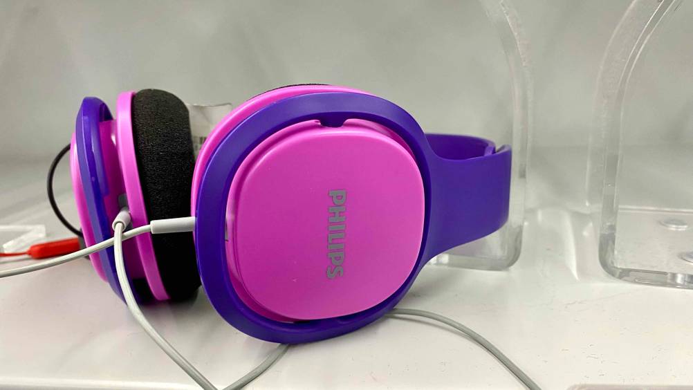 Nahaufnahme des Logos auf der Außenseite der getesteten Bluetooth-Kopfhörer für Kinder.