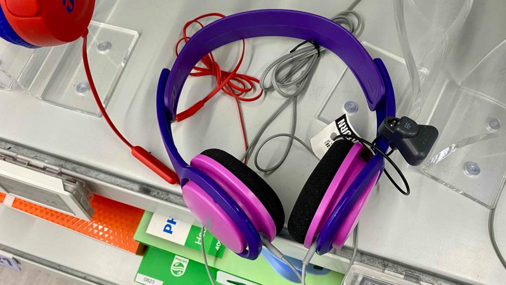 Bluetooth-Kopfhörer für Kinder im Test: Ein Paar Kopfhörer liegen auf einem weißen Regal.