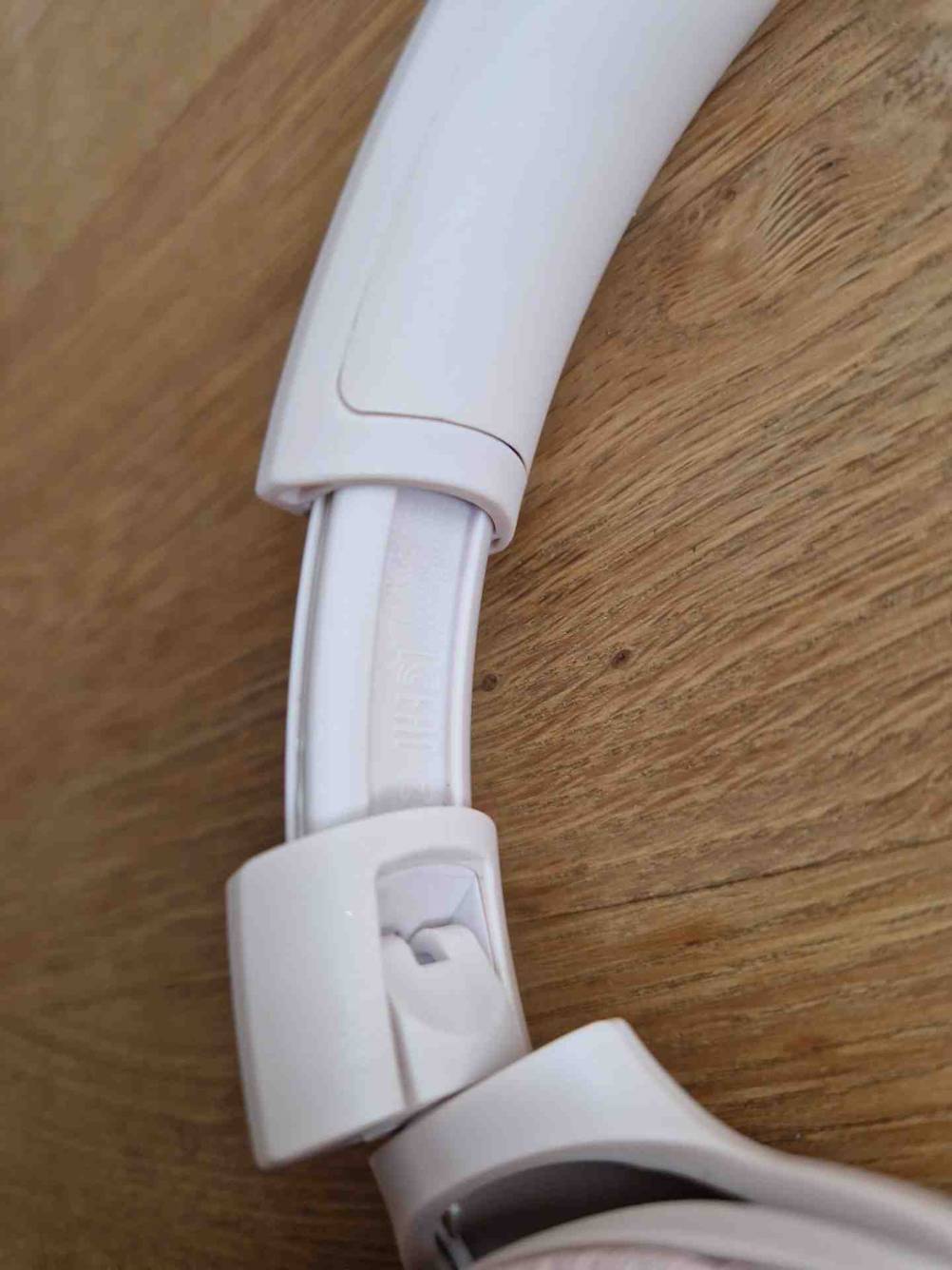 Nahaufnahme des Bügel-Verstell-Mechanismus der getesteten Bluetooth-Kopfhörer On-Ear.