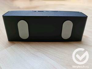 Unterseite eines Bluetooth-Lautsprechers mit den Gummi-Noppen.