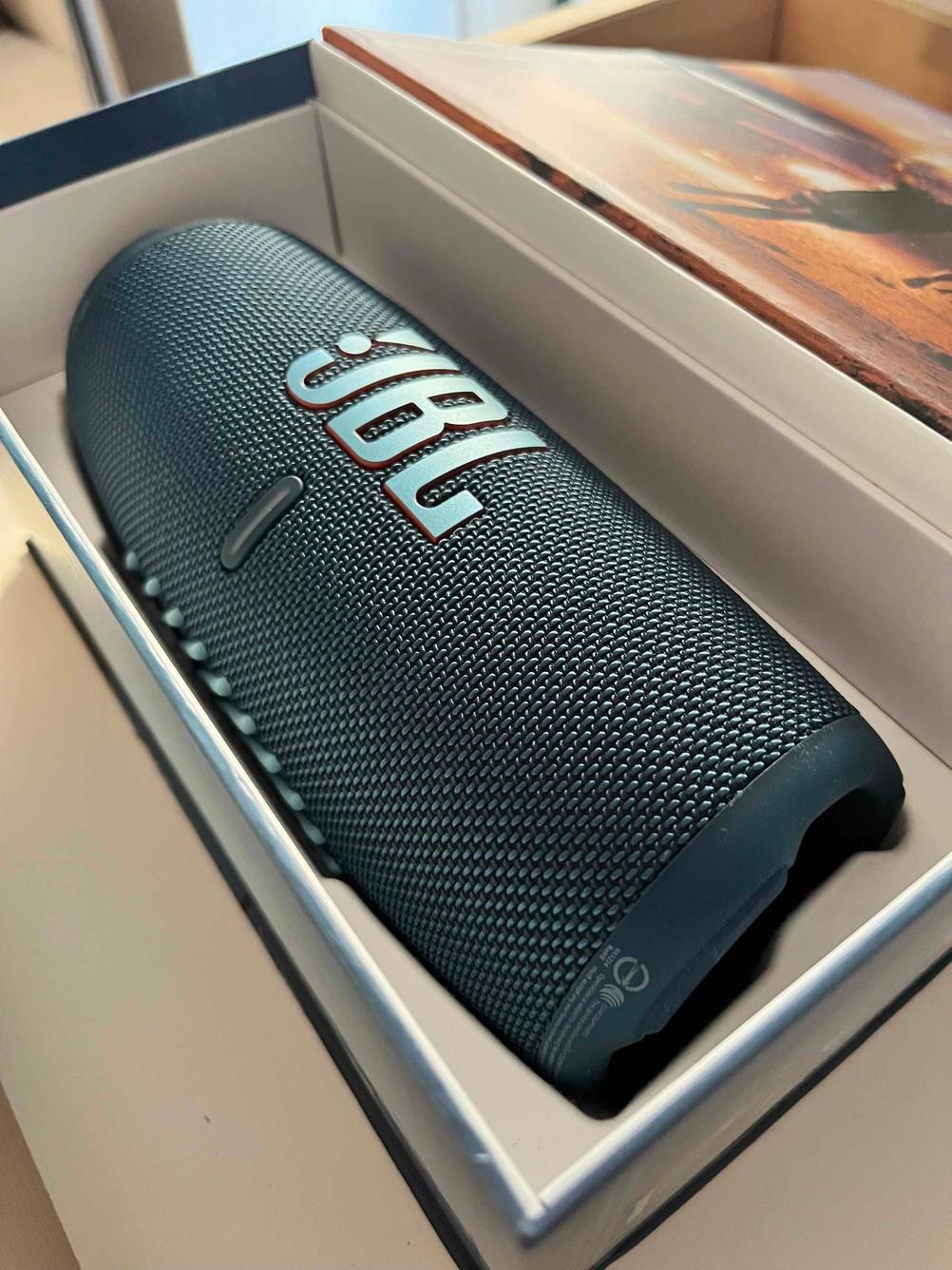 Nahaufnahme des Bluetooth-Lautsprechers in seiner geöffneten Originalverpackung.