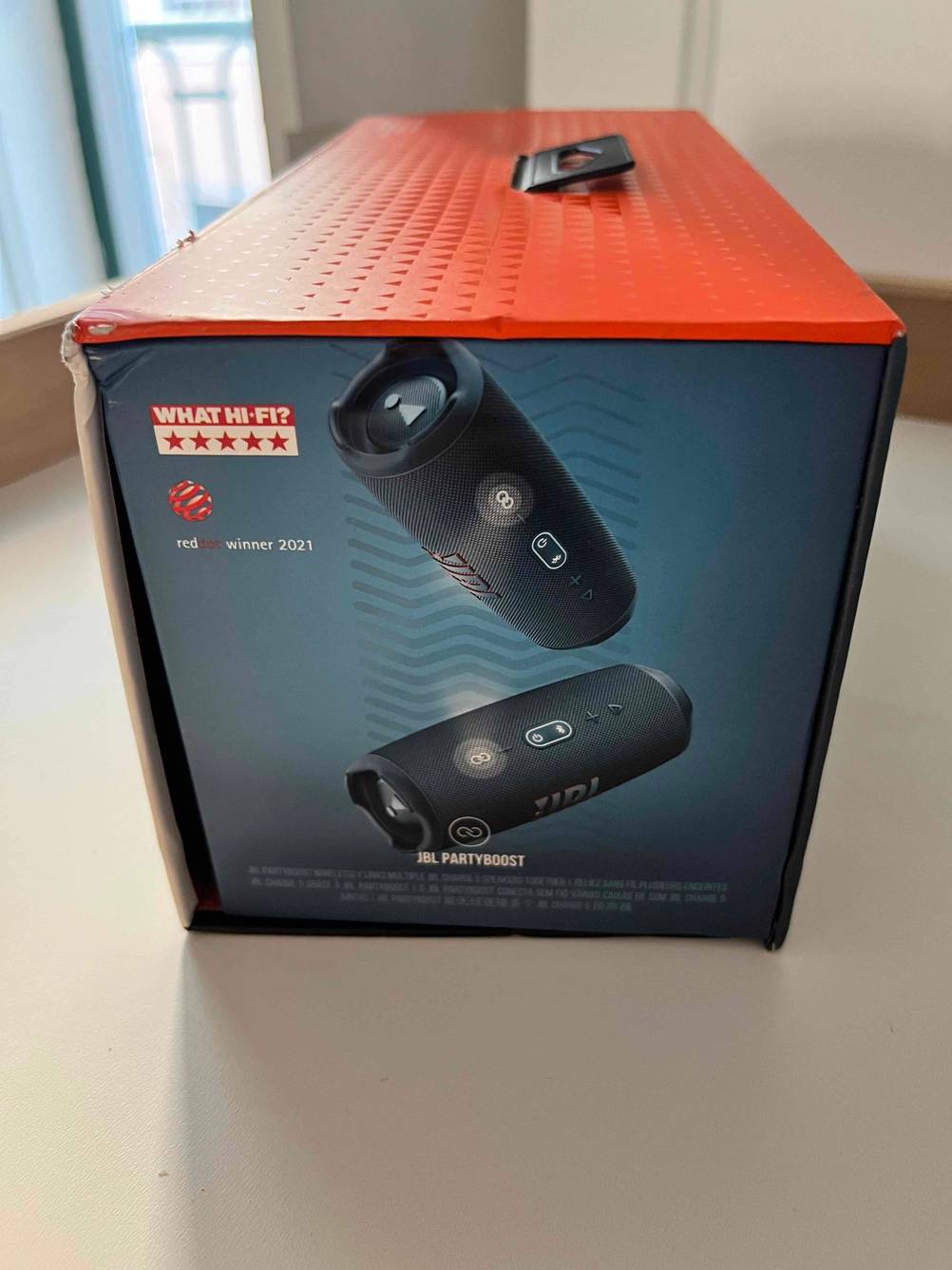 Seitenansicht der Originalverpackung des Bluetooth-Lautsprechers im Test.