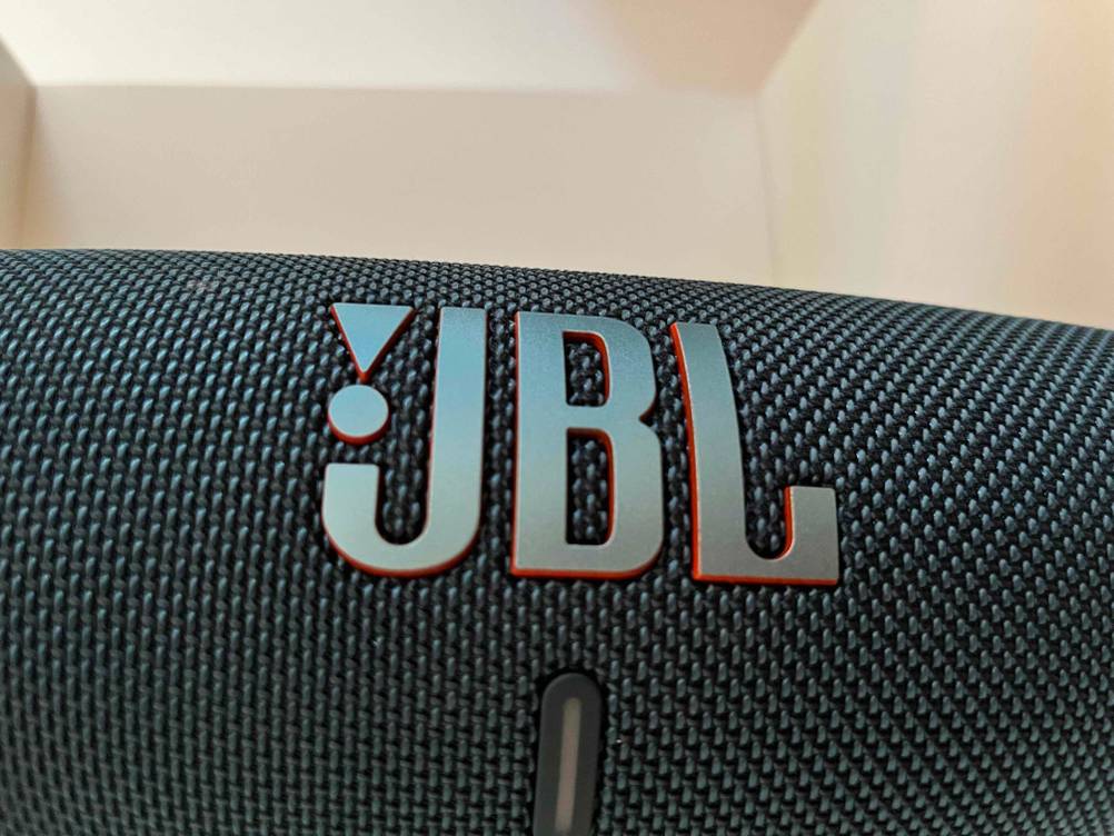 Bluetooth-Lautsprecher getestet: Nahaufnahme des Logos auf dem Gerät.