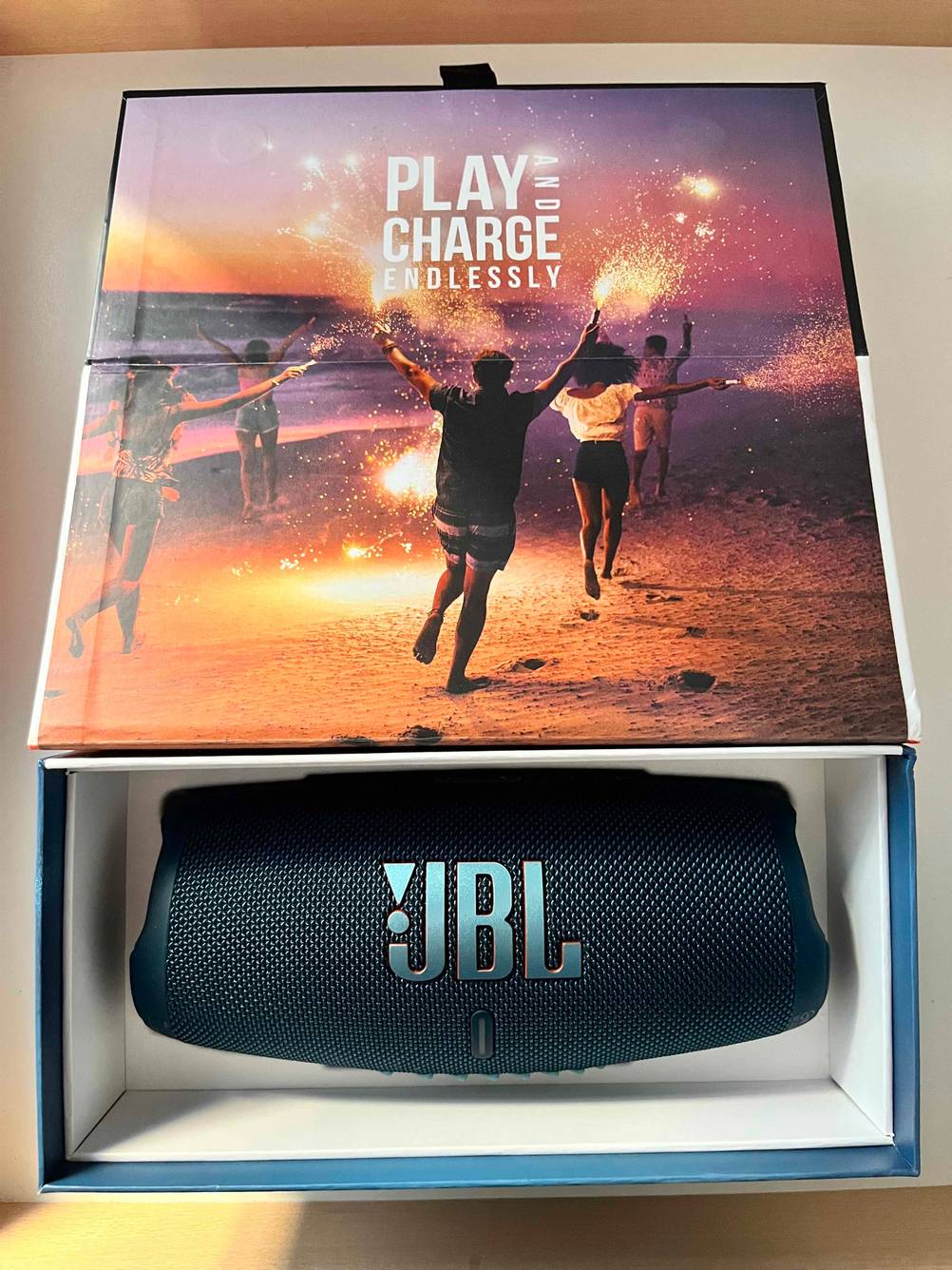 Ein getesteter Bluetooth-Lautsprecher in seiner geöffneten Originalverpackung.