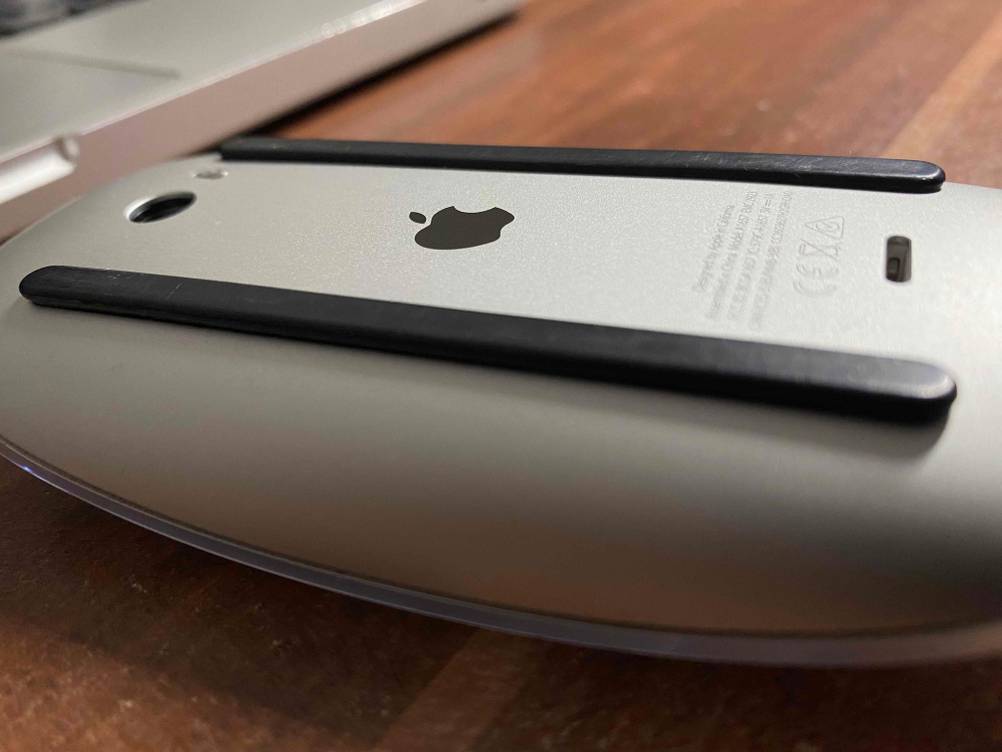 Nahaufnahme der Rückseite einer Bluetooth-Maus im Test von der Seite.