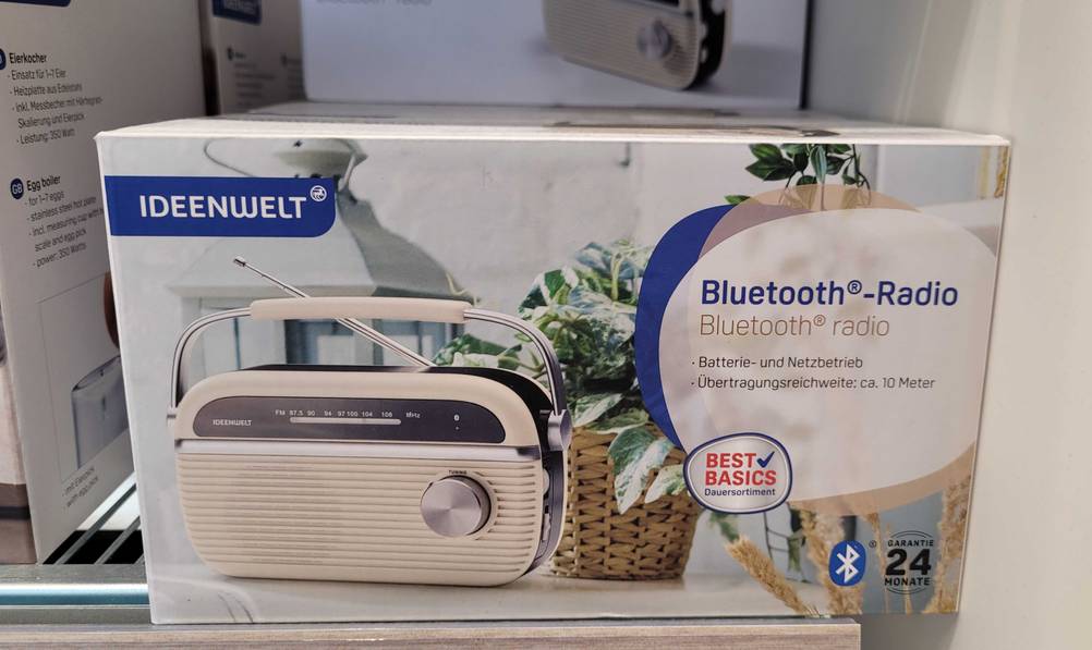 Ein getestetes Bluetooth-Radio befindet sich verpackt in einem Geschäft.