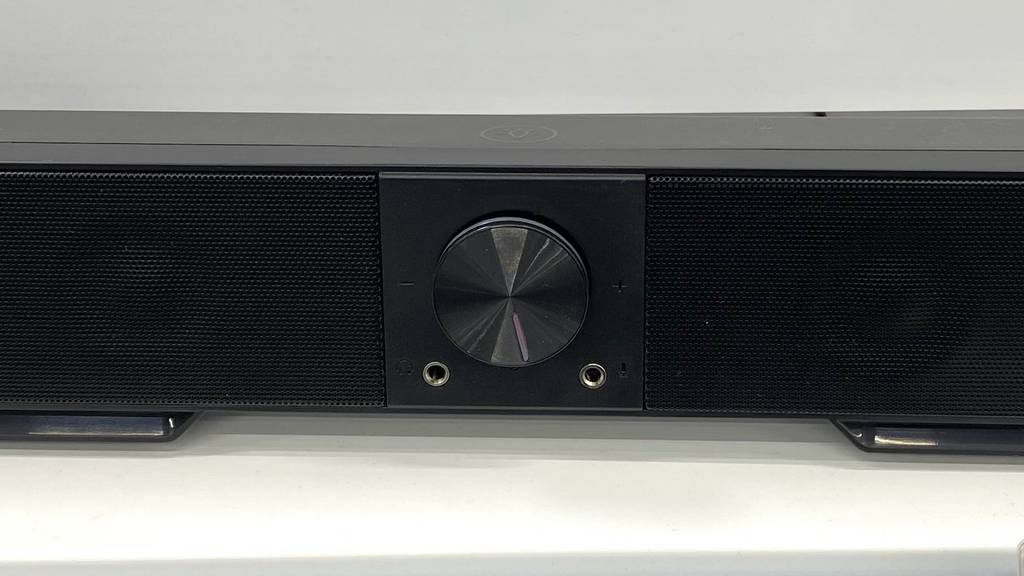 Nahaufnahme des Bedienrades und der Anschlüsse auf der Vorderseite einer getesteten Bluetooth-Soundbar.