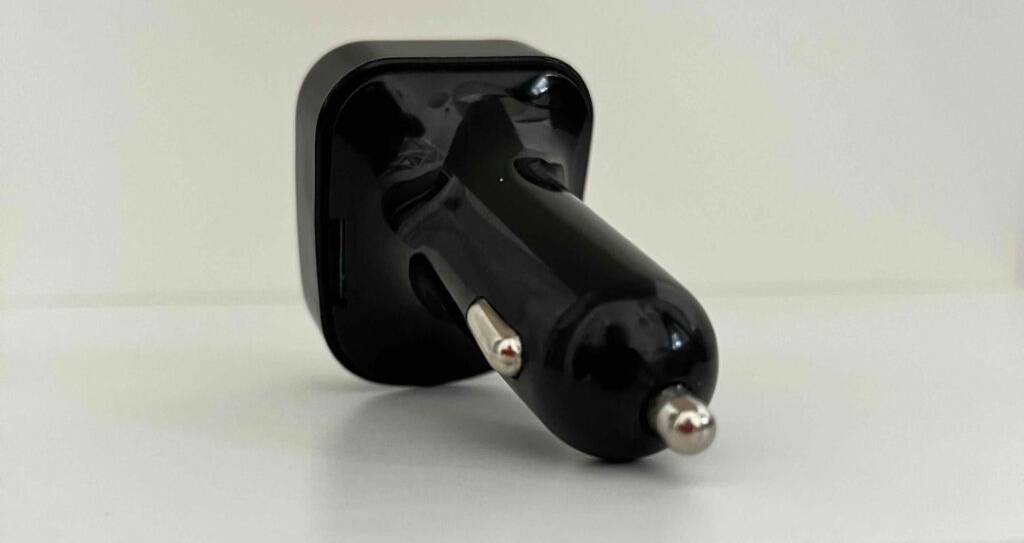 Bluetooth-Autoradios im Test: ein schwarzes Modell für den Zigarettenanzünder von hinten betrachtet vor weißem Hintergrund.