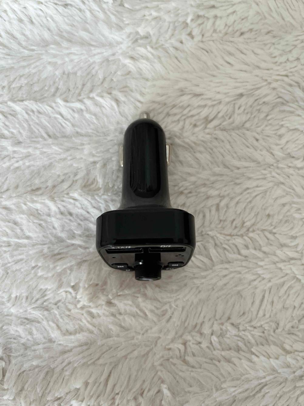 Blick von oben auf einen getesteten Autoradio-Bluetooth-Stecker.