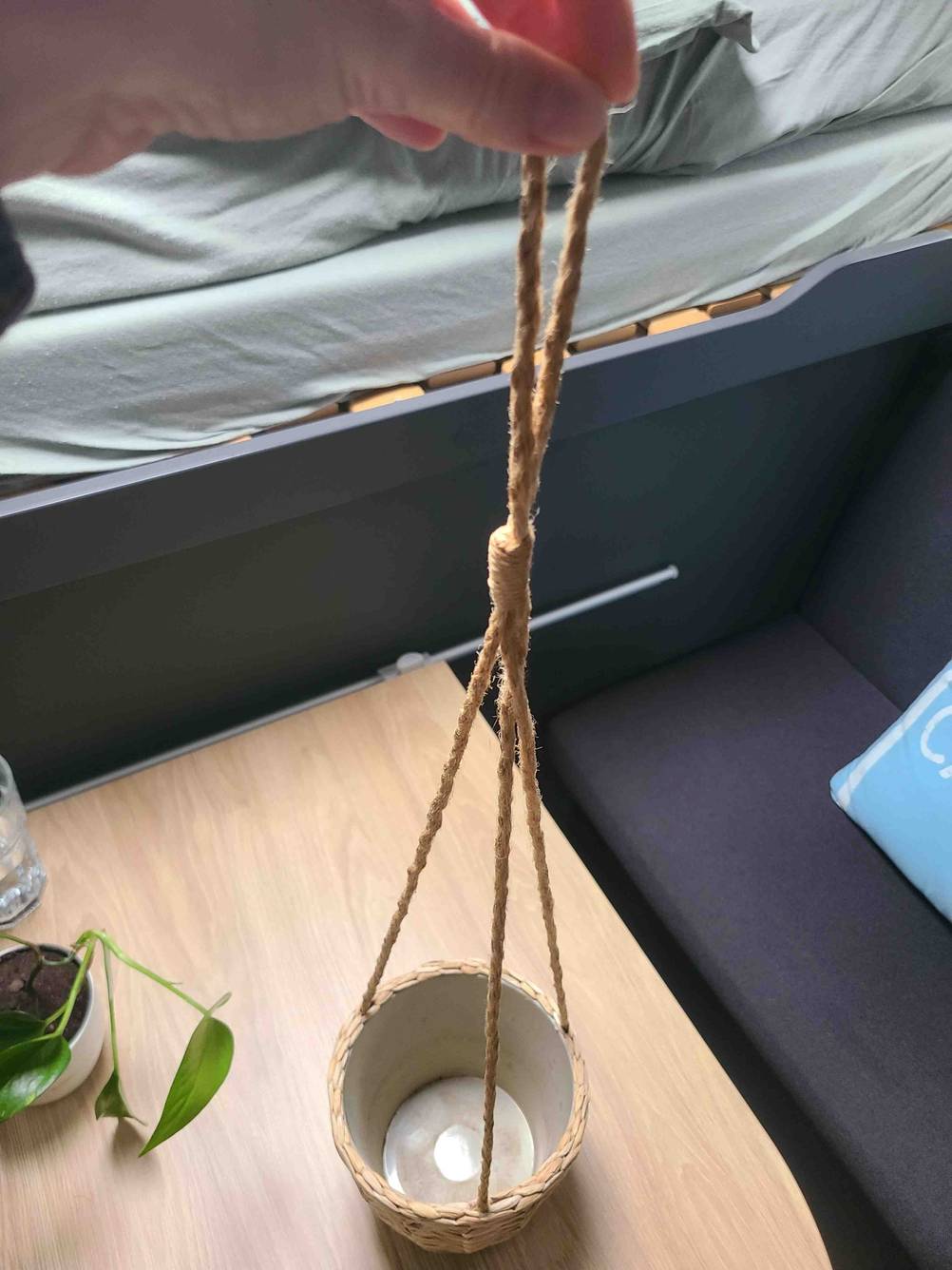Eine Hand hält die getestete Blumenampel.