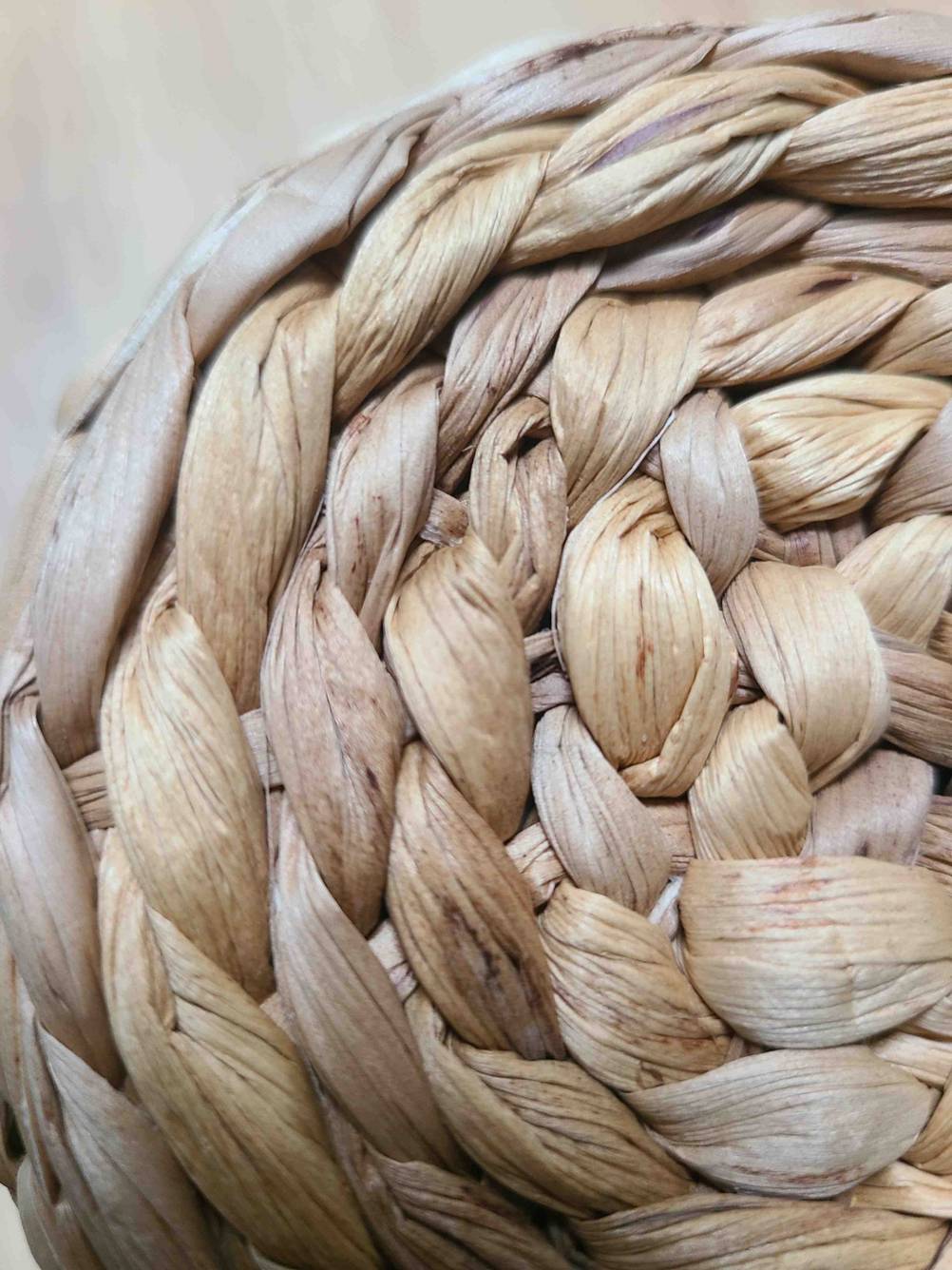 Blumenampel im Test: Nahaufnahme des Korbmaterials.
