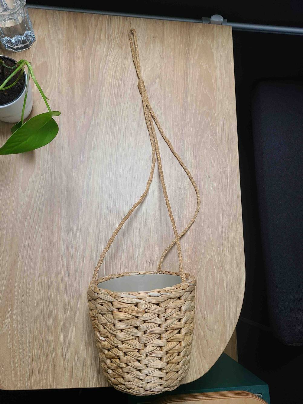 Die Blumenampel im Test liegt auf einem Tisch.
