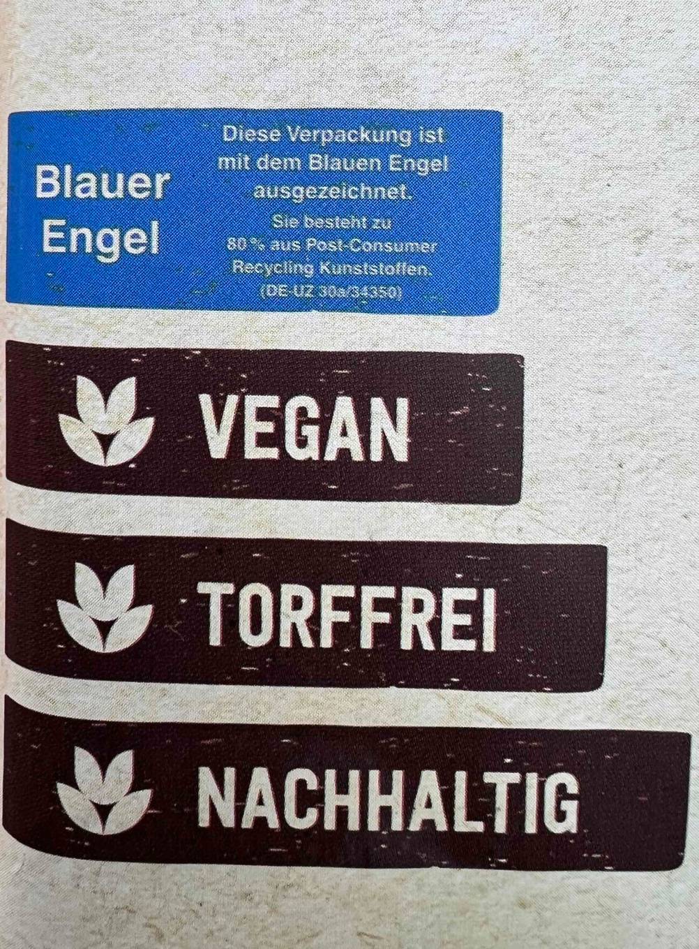 Nahaufnahme der Informationen auf der Vorderseite einer Packung der getesteten Blumenerde.