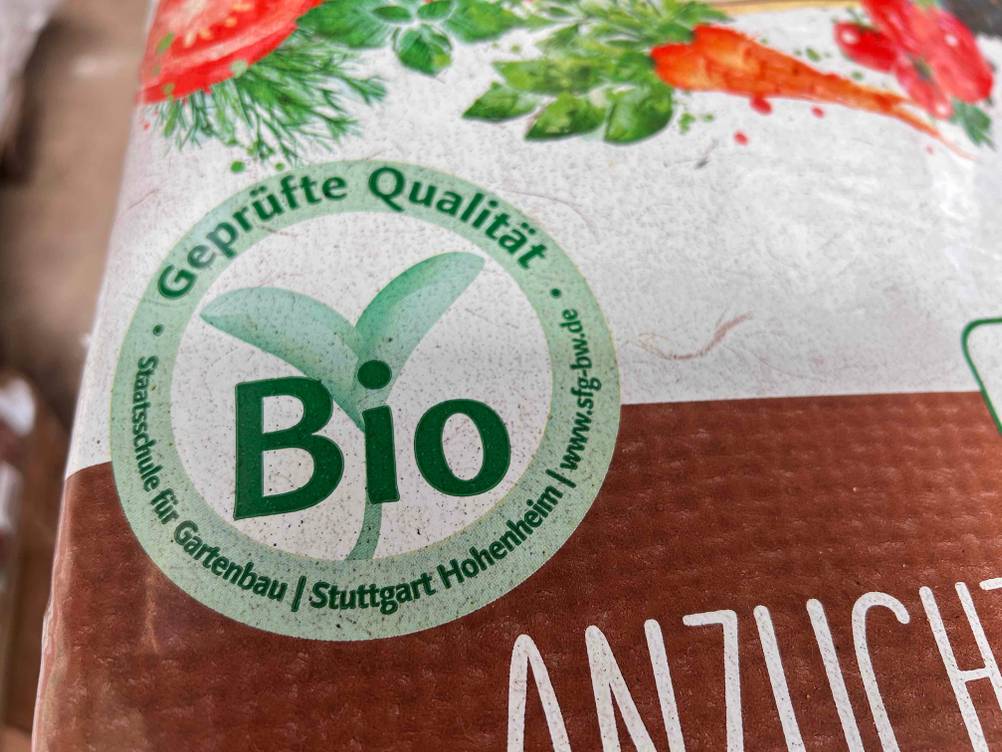 Im Test: Nahaufnahme des Biosiegels auf einer Packung Blumenerde.