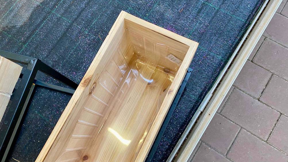 Ein getesteter Blumenkasten Holz von oben mit Plastik Innenverkleidung.