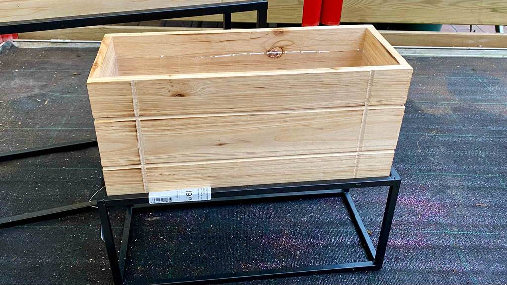 Ein getesteter Blumenkasten aus Holz mit Halterungen. 