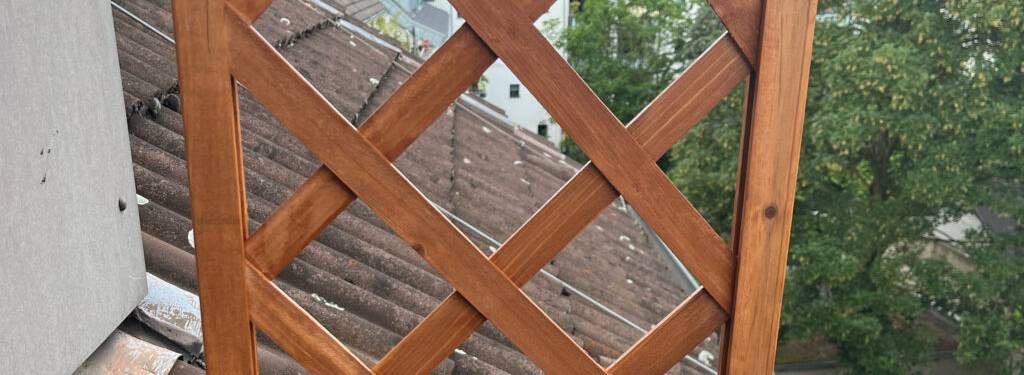 Detailansicht des Holz-Rankgitters eines Blumenkastens im Test.