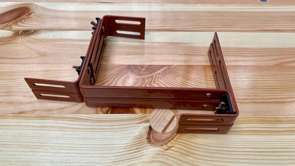 Ein getesteter Blumenkastenhalter auf einer Holzfläche.