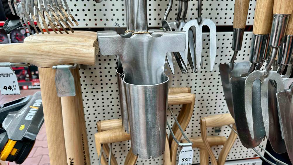 Blumenzwiebelpflanzer im Test: Nahaufnahme des Behälters neben anderen Produkten in einem Verkaufsregal.