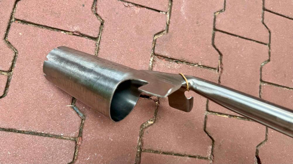 Blumenzwiebelpflanzer getestet: Nahaufnahme der Seite des Behälters eines Blumenzwiebelpflanzers vor einer Steinfläche.