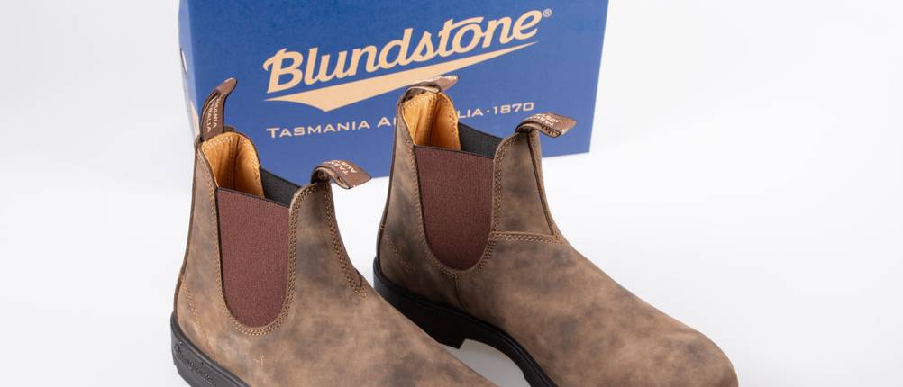 blundstones-test: braune Stiefel vor blauen Blundstone-Schuhkarton
