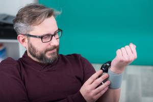 Wenn Sie sich ein Blutdruckmessgerät-Bluetooth kaufen, dass am Handgelenk angelegt wird, dann achten Sie darauf Ihren Arm bei der Messung anzuwinkeln, sodass die Manschette auf Herzhöhe ist.
