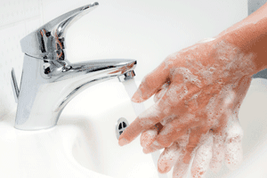 Gründliches Händewaschen vor der Messung des Blutzuckers ist ein Muss! Steht kein fließendes Wasser zur Verfügung, sollten Sie den ersten Blutstropfen verwerfen und den zweiten für die Messung nutzen.