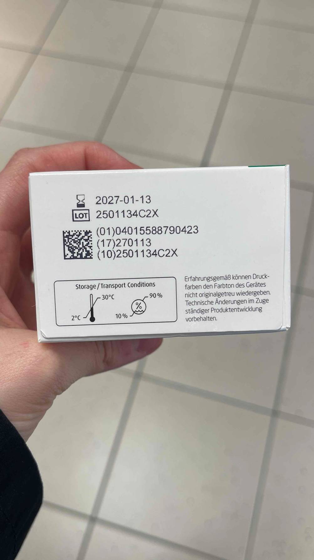 Blutzuckerteststeifen im Test: Nahaufnahme des Boden der Verpackung mit Haltbarkeitsdatum.