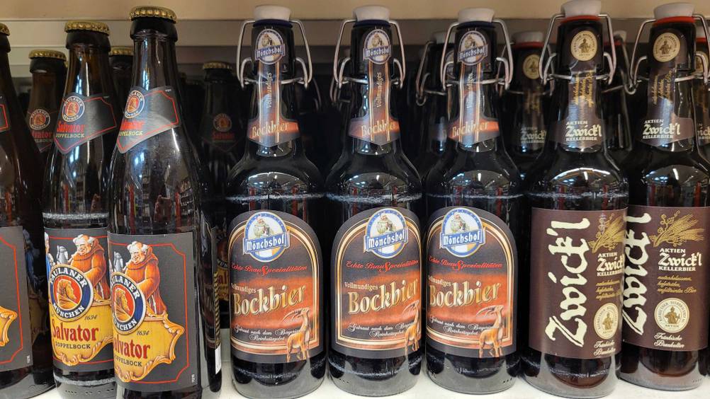 Mehrere Flaschen des Bockbiers im Test stehen neben anderen Produkten in einem Verkaufsregal.