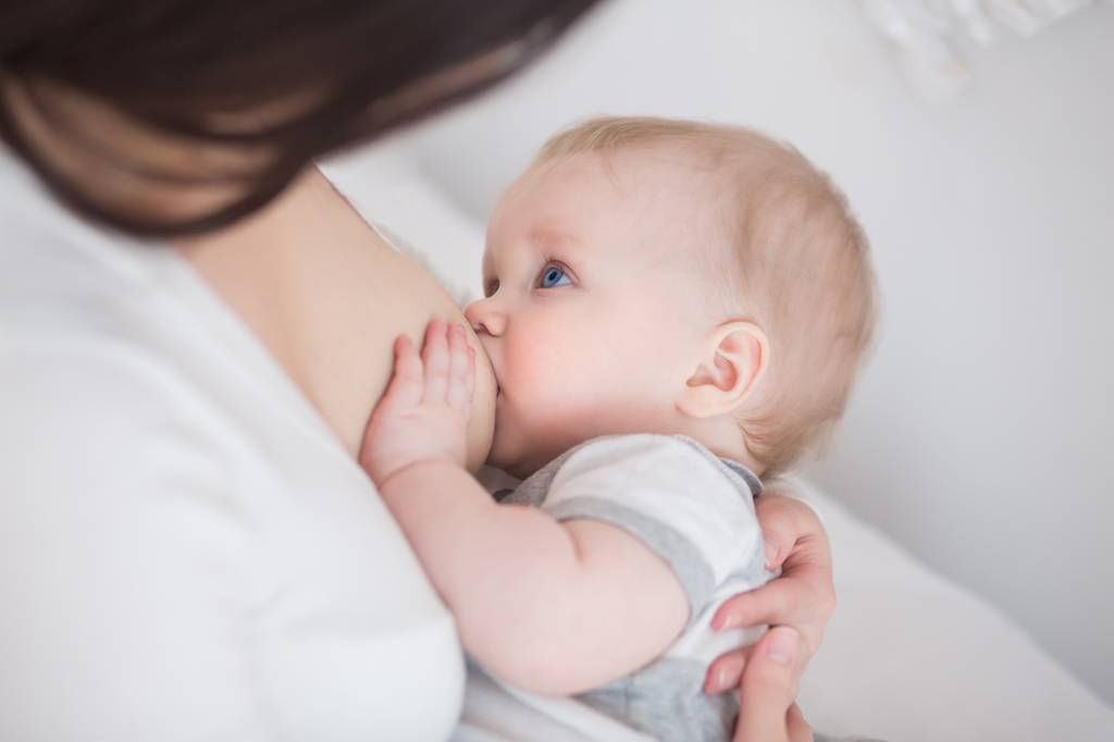 Bockshornklee-Kapseln-Test: Ein Baby wird von seiner Mutter gestillt. 