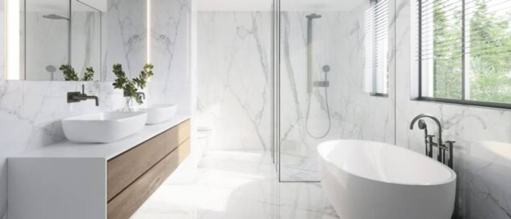 Helles, modernes Badezimmer mit Böden und Wänden aus Marmor..
