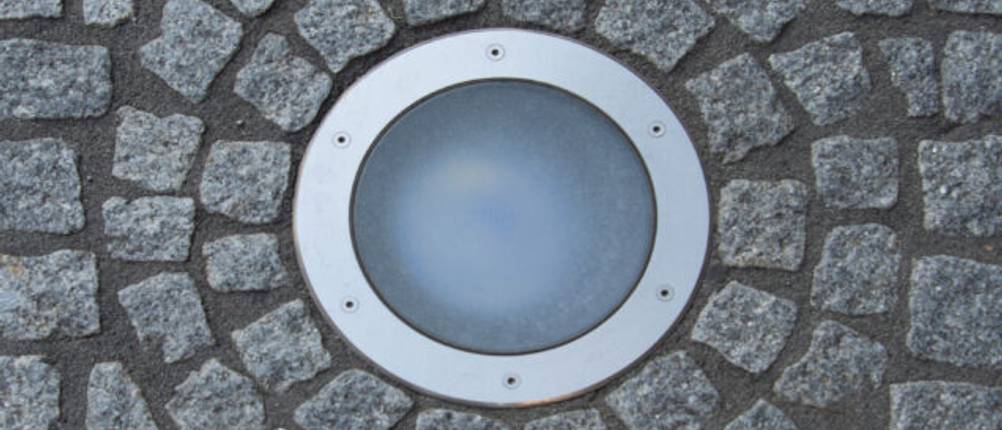 Bodeneinbaustrahler-Test: Bodeneinbaustrahler in Pflaster in Nahaufnahme.
