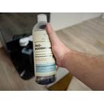 Eine Hand hält den Bodenreiniger von Heldengrün.