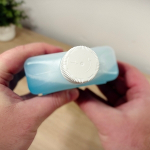 Zwei Hände halten den Bodenreiniger.