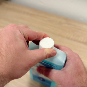 Der Drehverschluss des Bodenreinigers wird betätigt.