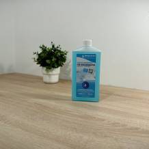 Der Bodenreiniger von Maxxiclean steht auf einer hölzernen Platte vor einem weißen Hintergrund und einer Topfpflanze.