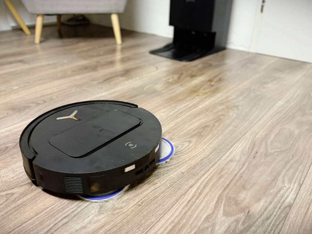 Ein Saug-Wischroboter fährt über Laminat.