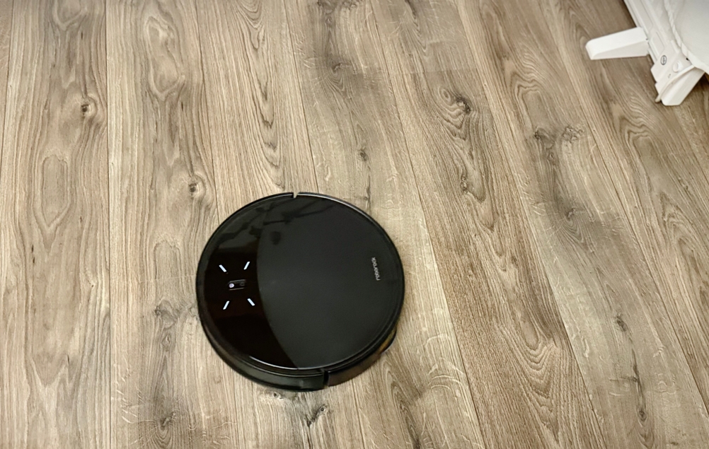 Der Saub-Wisch-Roboter fährt auf Laminatboden.