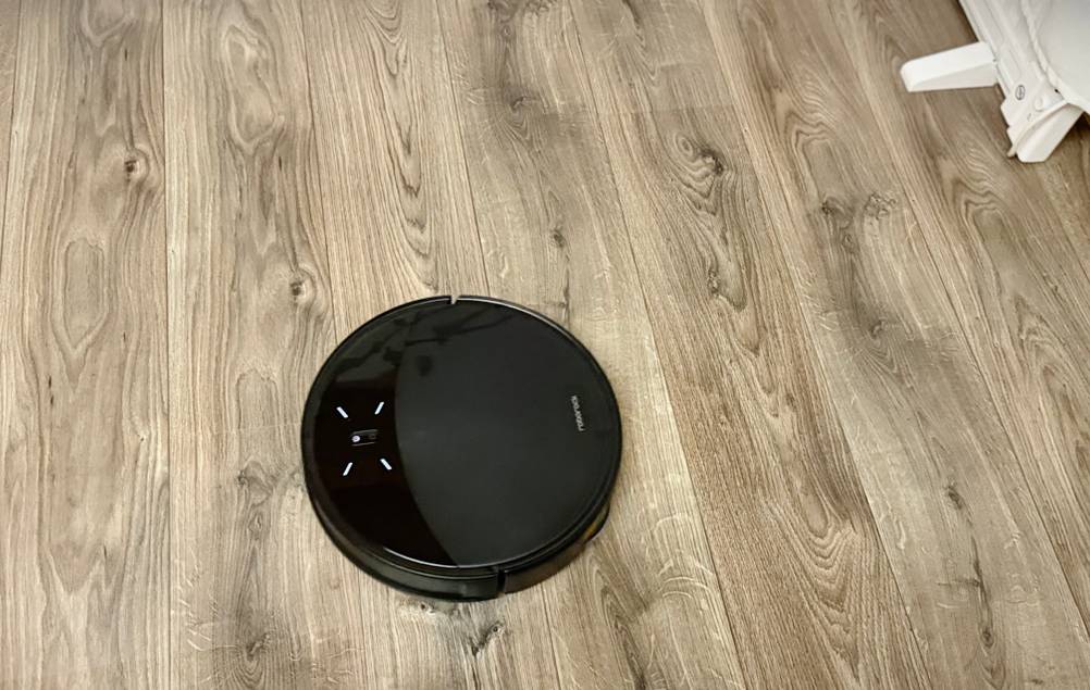 Der Saub-Wisch-Roboter fährt auf Laminatboden.