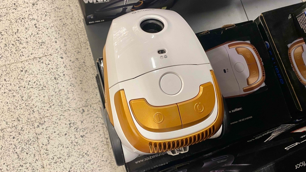 Ein getesteter Bodenstaubsauger von oben auf der Originalverpackung.