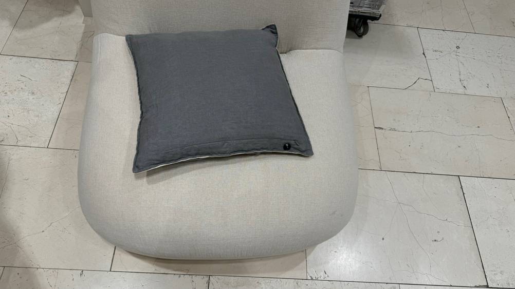 Bodenstuhl im Test: Nahaufnahme der Sitzfläche mit einem grauen Kissen.