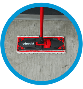 Ein Flachwischer-Kopf gleitet über der Fußboden