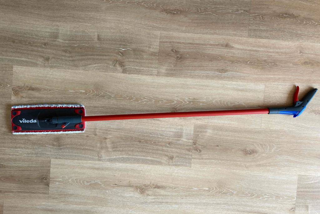 Bodenwischer von Vileda liegt auf einem Boden.