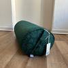 Yoga-Bolster im Test: Rundes Yoga-Bolster auf Boden.
