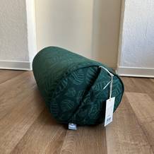 Yoga-Bolster im Test: Rundes Yoga-Bolster auf Boden.