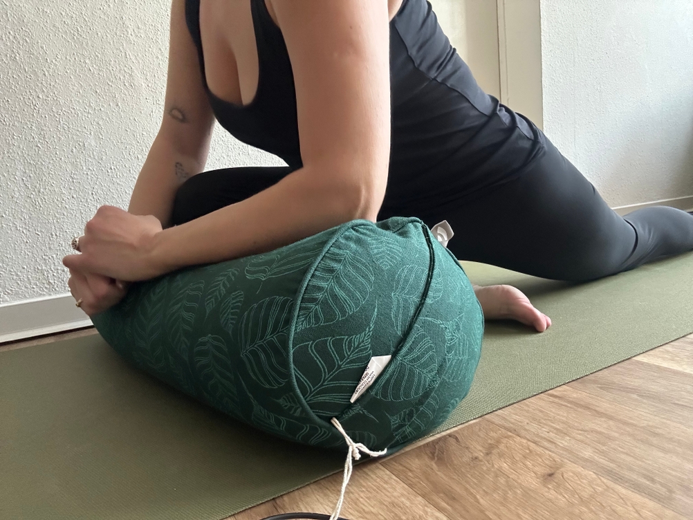 Yoga-Bolster im Test: Unterarmstütz auf Bodhi-Yoga-Bolster.